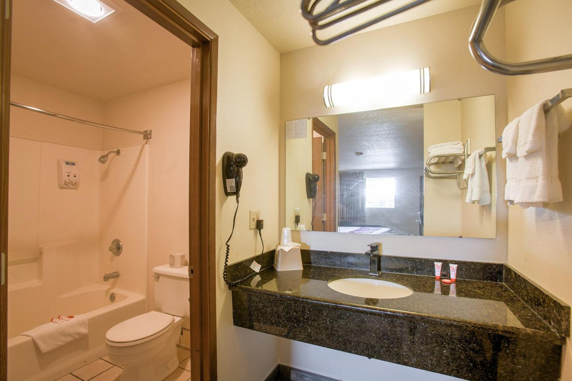 Oyo Woodland Hotel And Suites Ngoại thất bức ảnh