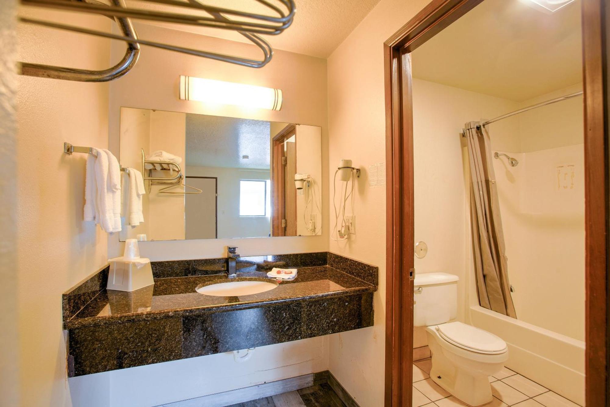 Oyo Woodland Hotel And Suites Ngoại thất bức ảnh