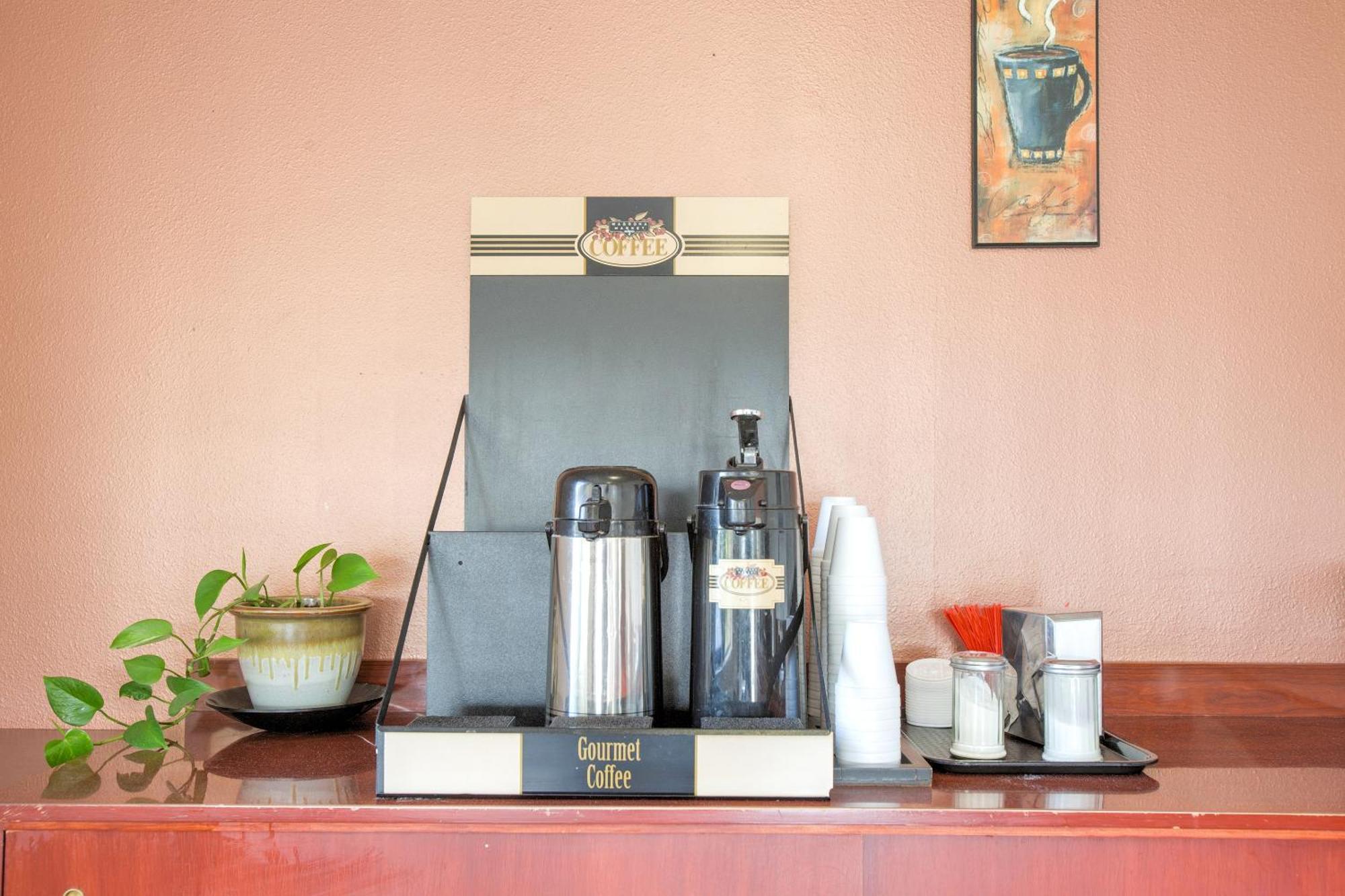 Oyo Woodland Hotel And Suites Ngoại thất bức ảnh