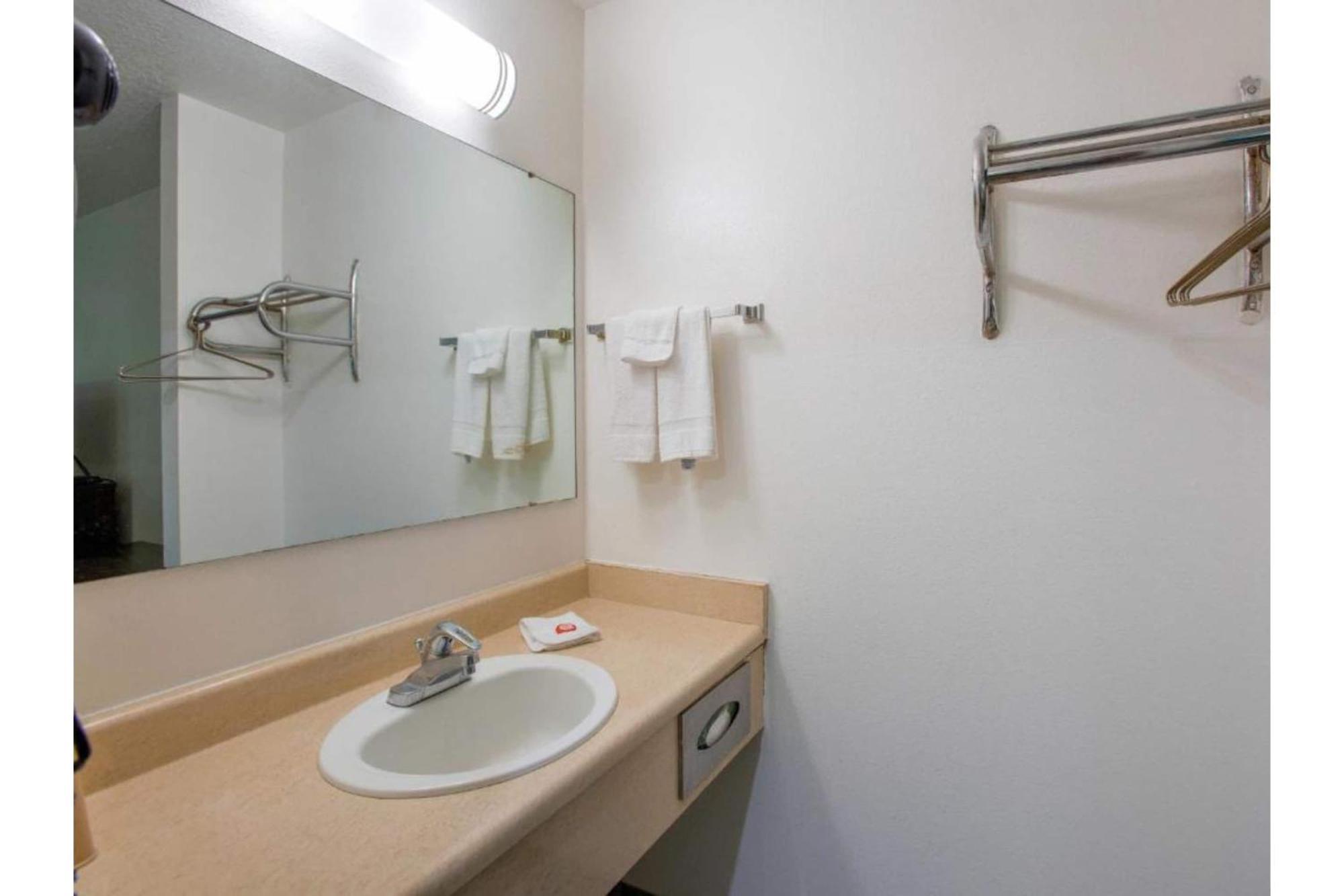 Oyo Woodland Hotel And Suites Ngoại thất bức ảnh