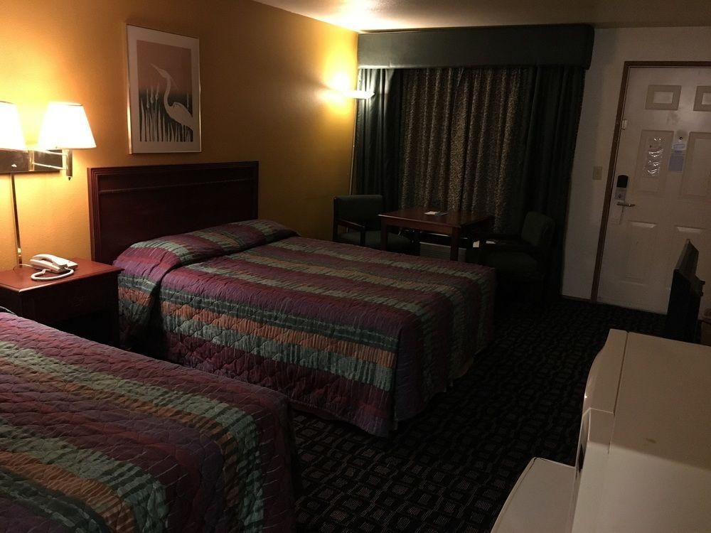 Oyo Woodland Hotel And Suites Ngoại thất bức ảnh